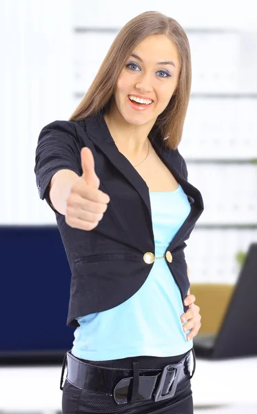 Успешная улыбающаяся деловая женщина — стоковое фото
