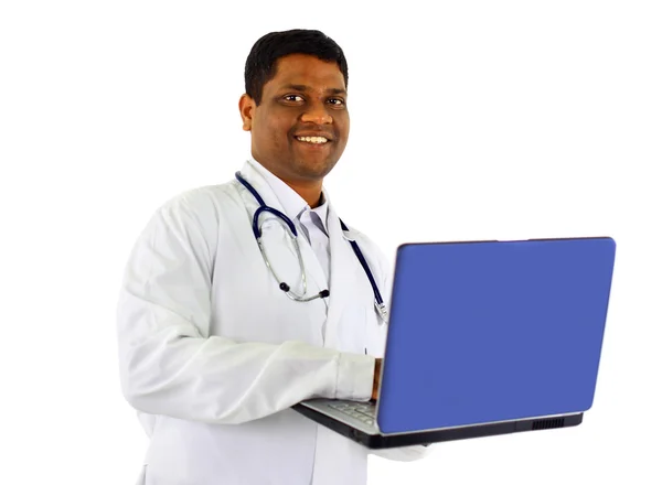 Amichevole medico afro-americano che lavora su un computer portatile indossando scrub — Foto Stock