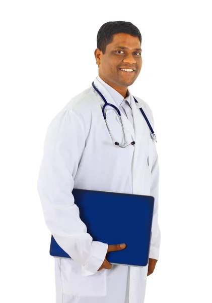 Φιλικό αφρο-αμερικανικό ιατρός που εργάζεται σε ένα φορητό υπολογιστή που φοράει τρίβει — Φωτογραφία Αρχείου