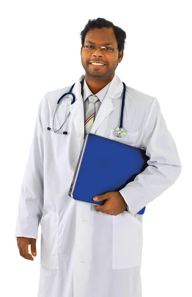 Vriendelijke Afro-Amerikaanse arts werkzaam op een laptop dragen schrobt — Stockfoto