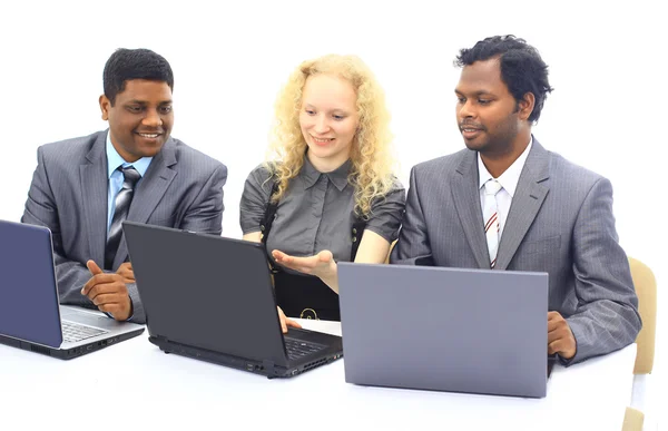 인종간 사업 팀 이현대 사무실에서 노트북으로 일하는 모습 — 스톡 사진