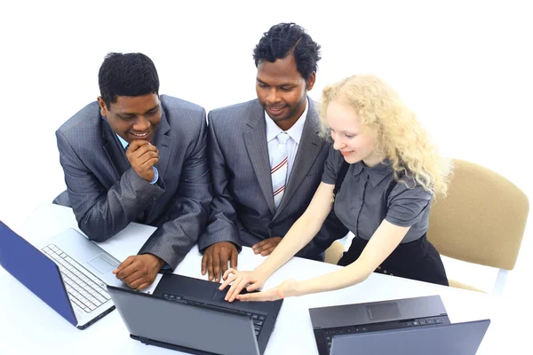 Межрасовая бизнес-команда работает за ноутбуком в современном офисе — стоковое фото