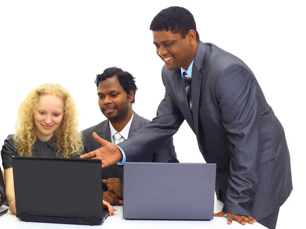 Interracial üzleti csapat dolgozik laptop egy modern irodában — Stock Fotó