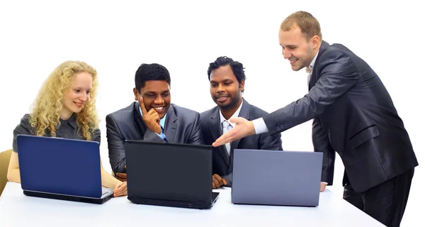 Equipe de negócios inter-racial trabalhando no laptop em um escritório moderno — Fotografia de Stock