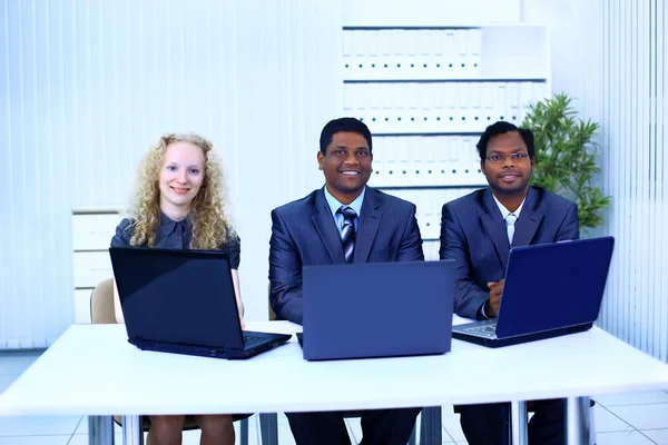 Interracial Business Team arbeitet am Laptop in einem modernen Büro — Stockfoto