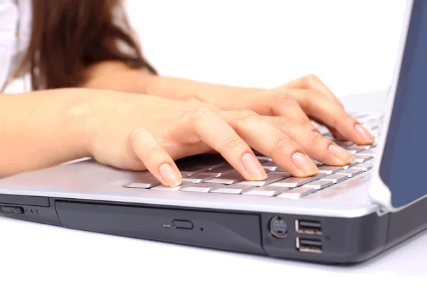 Las manos femeninas imprimen en el teclado del ordenador — Foto de Stock