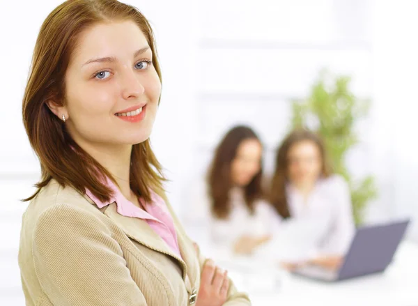 Sukces kobiety biznesu stojącej ze swoim personelem w biurze — Zdjęcie stockowe