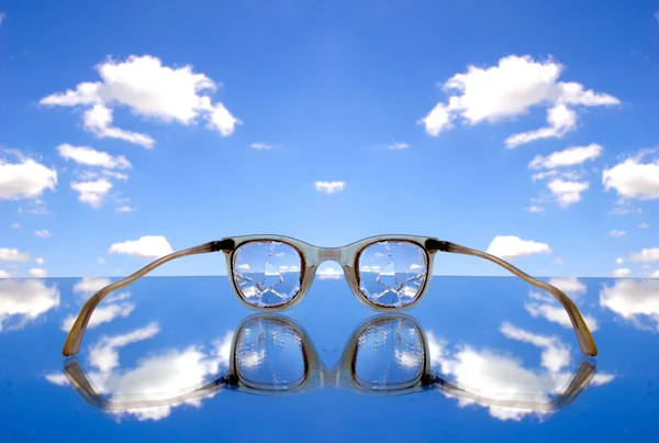 Kırık gözlük camı simetrik kompozisyon — Stok fotoğraf