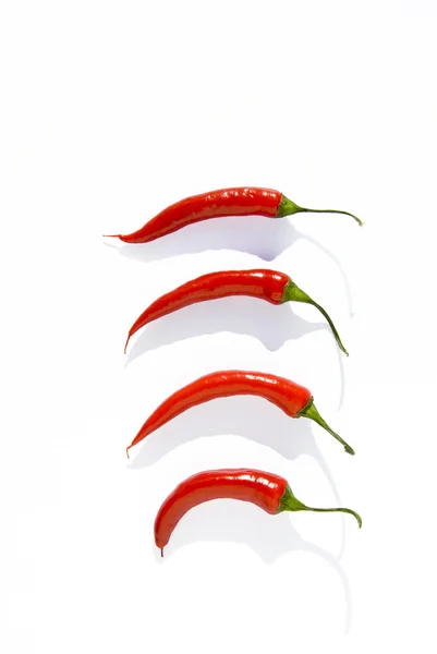 Vier Formen von rotem Pfeffer auf weißem Hintergrund — Stockfoto