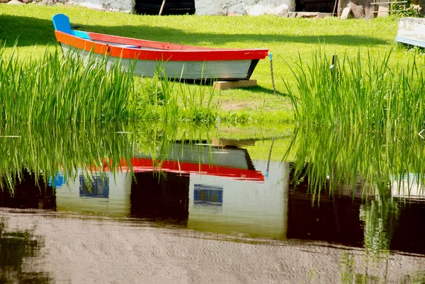 Цвет летней лодки возле реки — стоковое фото