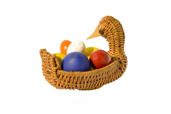 购物篮中的孤立的颜色复活节彩蛋 — 图库照片