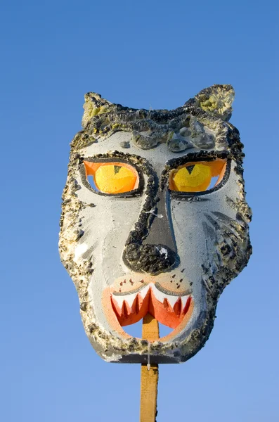 Maska vlk Mardi gras na pozadí oblohy — Stock fotografie