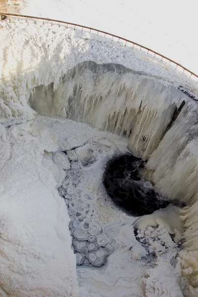 真冬に湖のダムの氷の形態 — ストック写真