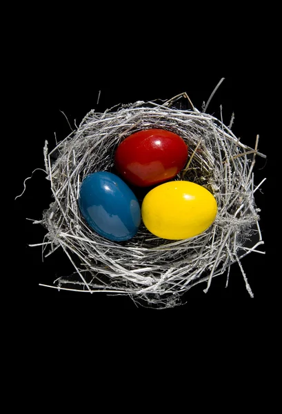 Гніздо з кольоровими великодніми яйцями — стокове фото