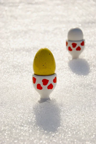 Пасхальные яйца на весеннем снегу — стоковое фото