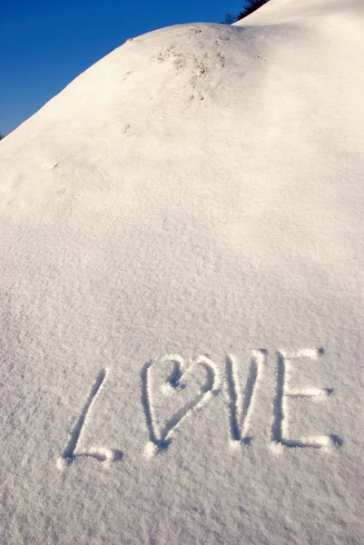 Slovo láska a srdce na sněhu — Stock fotografie