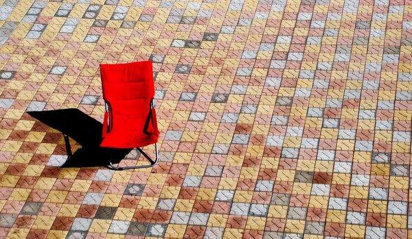 ヤードで 1 つの赤い椅子 — ストック写真