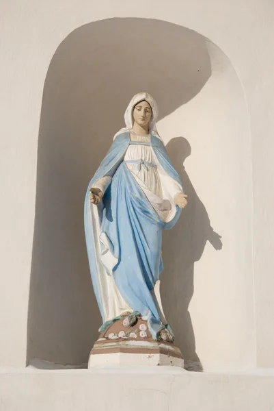 Färg religiösa skulptur i nisch — Stockfoto