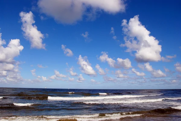 Bílé vlny a mraky v moři — Stock fotografie