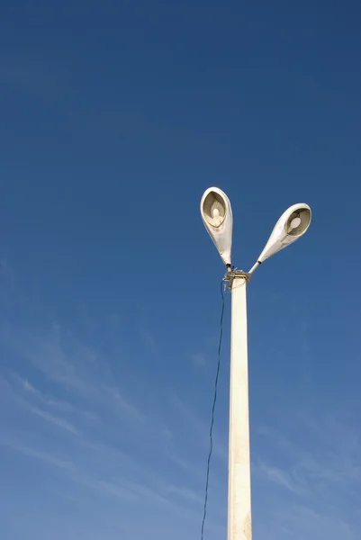 Retro-Lampen auf der Straße und am Himmel — Stockfoto