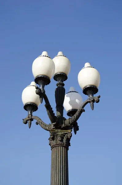 Vintage lampen op blauwe hemelachtergrond — Stockfoto