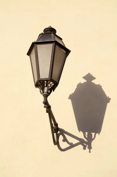 Старая городская старинная лампа на стене — стоковое фото
