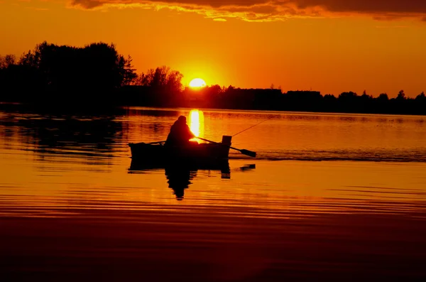 Hermosa puesta de sol con barco en el lago — Foto de Stock