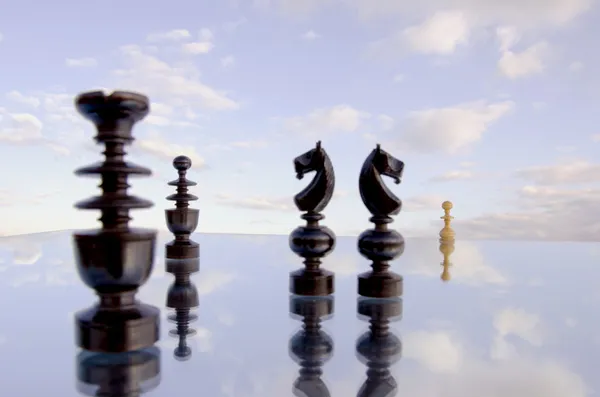 模糊镜子和天空的背景上 chessmans — 图库照片