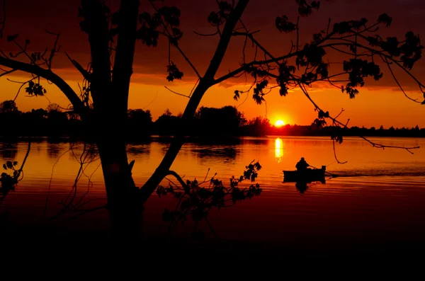 Pôr do sol no lago primavera — Fotografia de Stock
