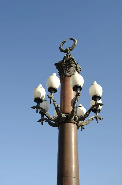 Lampione retrò nella piazza della città — Foto Stock
