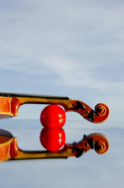Violin fragment with red ball — Stock Photo, Image