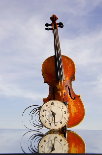 Vintage violin with old clock on mirror — Stock Photo, Image