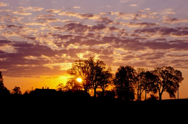 Красивый пейзаж восхода солнца с облаками — стоковое фото