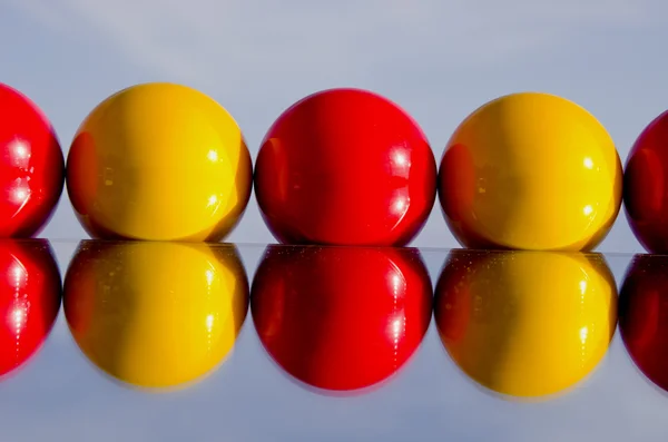 Rode en gele cue bill op spiegel — Stockfoto