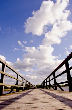 perspectiva del puente de madera con nubes