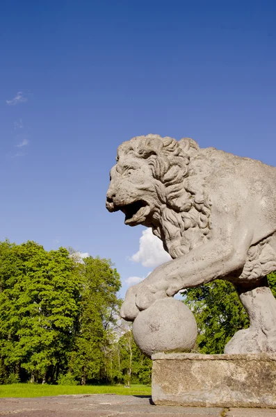 Vintage lion sculpture in the old park — Stock Photo, Image