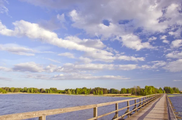 Drewniany most na jezioro perspektywy — Zdjęcie stockowe