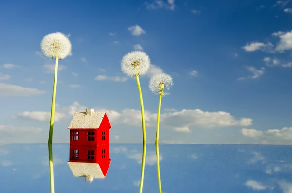 ミラーと空に小さな家のシンボル — ストック写真