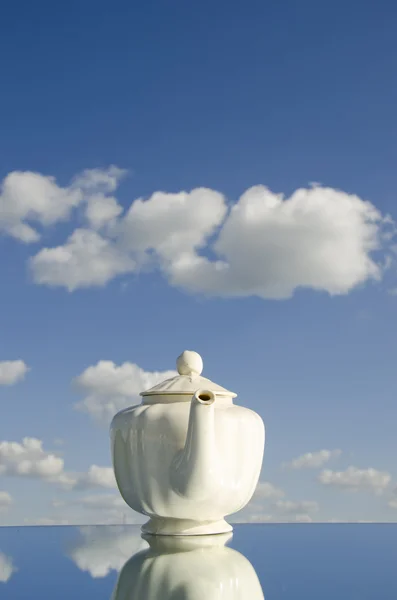 Biały czajnik na lustro i niebo — Zdjęcie stockowe
