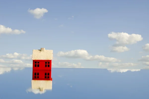 Маленький червоний будинок символ дзеркало — стокове фото