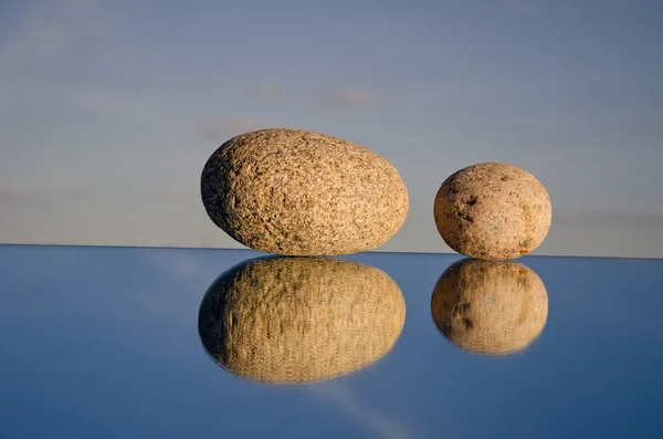Två stenar på spegel — Stockfoto