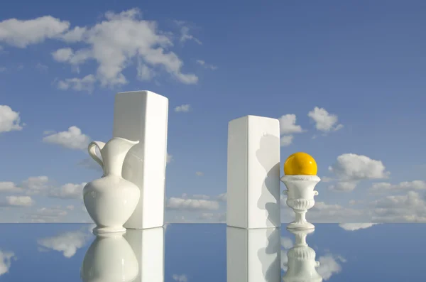 Натюрморт з білими вазами на дзеркалі — стокове фото