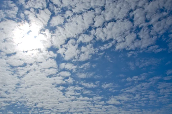 Cielo de verano y nubes de fondo — Foto de Stock