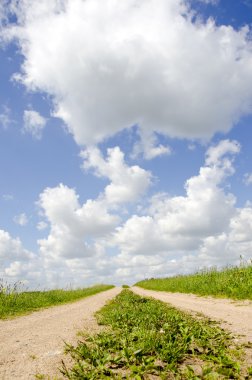 kırsal yol yaz bulutlar ile