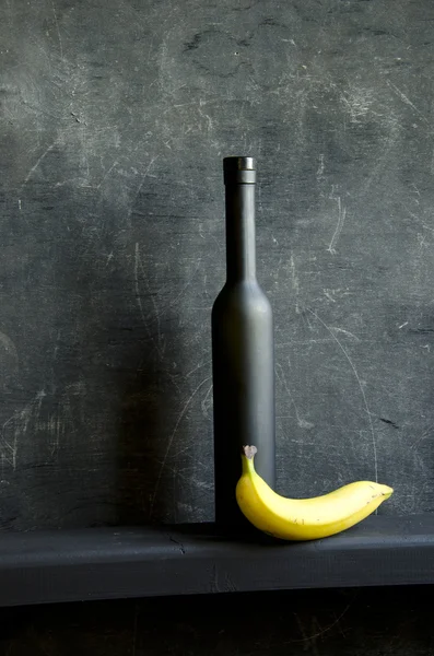 Zátiší s lahví a banán — Stock fotografie