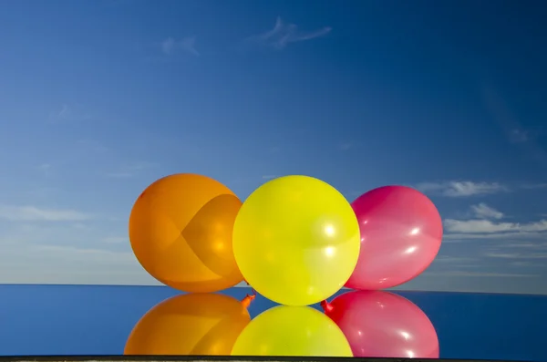 Trzy balony na lustro i niebo — Zdjęcie stockowe