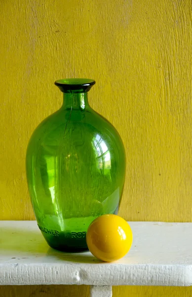 Yeşil şişe ile natürmort — Stok fotoğraf
