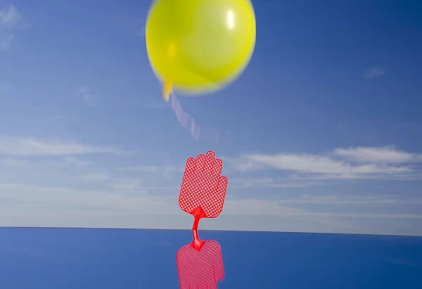 Handsymbol und fliegender Ballon auf Spiegel — Stockfoto