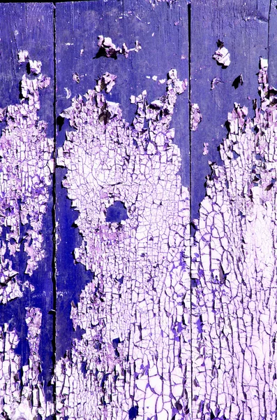 Раскрашенный и потрескавшийся старый фон двери — стоковое фото