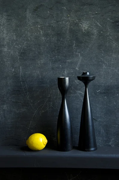 Черный натюрморт с лимоном — стоковое фото